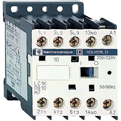 Detaljeret billede af en Schneider Electric TeSys K kontaktor, model LC1K0910M7, med fokus på mærkat og kontakterne.