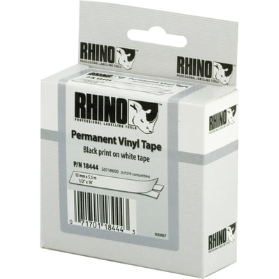 Emballagen til DYMO RhinoPRO permanent markeringsvinyltape viser sort tekst på hvid tape, 12 mm bred og 5,5 meter lang.