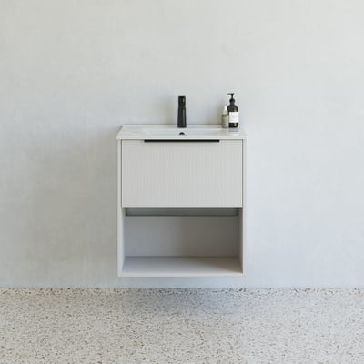 Dansani Mido+ Classic 61 cm møbelpakke i sand mat med stribet front, monteret på væg med sort armatur og hvid vask.