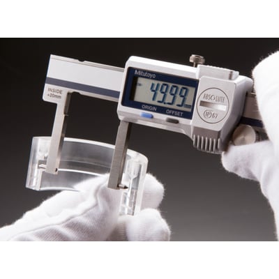 Mitutoyo 573-648-20 Digimatic skydelære måler et gennemsigtigt objekt til 49.99 mm. IP67 klassificering synlig.