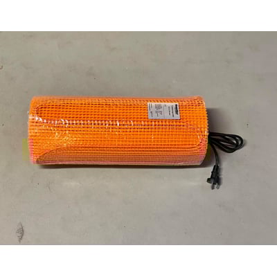 Jevi DEVI vintermåtte rullet sammen, 5m2, 150W, med et orange varmegitter og en sort ledning med stik på gråt underlag.