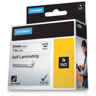 Emballagen til DYMO Rhino Professional selvlaminerende vinyltape viser sort tekst på hvid tape, 24 mm bred og 5,5 m lang.