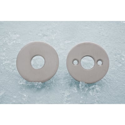 Assa Abloy roset 2501-2238 til træskrue c38 mm, vist som to runde, sølvfarvede dele med forskellige hulmønstre.