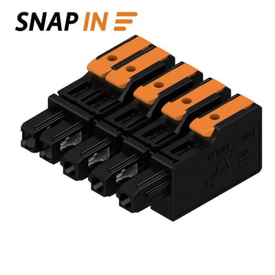 Weidmüllers fempolede hybridforbindelse til printplade med SNAP IN-kip ses skråt forfra i sort og orange.