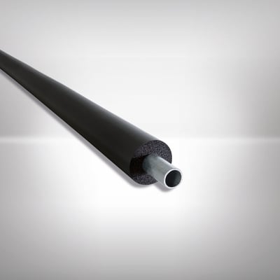 Armacell AF/Armaflex cellegummislange til køl med 17 mm isolering omkring et metalrør, set skråt fra enden.
