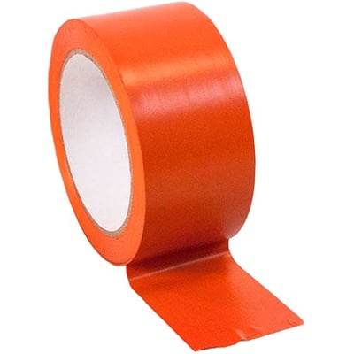 Roliba orange byggetape af plast, 50 mm bred og 33 m lang, rullet sammen med en strimmel trukket ud.