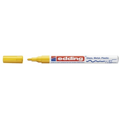 Edding 751 malerpen gul, med hætten af, viser den runde 1-2mm spids og skriveegenskaber på forskellige materialer.