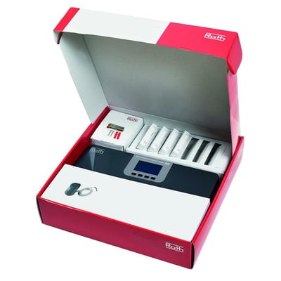 Roth Touchline®SL box udvidelsesmodul i åben rød og hvid papkasse med tre rum og kontrolenhed.