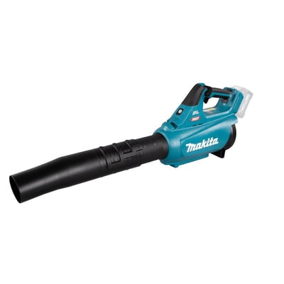 Makita 40V XGT blæser med monteret batteri, viser det ergonomiske håndtag og den kraftige motor på hvid baggrund.