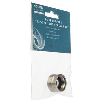 Nordic Quality adapter i messing med 1/2" og 3/4" tilslutning, vist i klar plastikemballage.