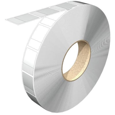 Kabelkodningssystem fra Weidmüller i hvid vinylfilm på rulle med blanke, rektangulære mærkefelter trukket ud.