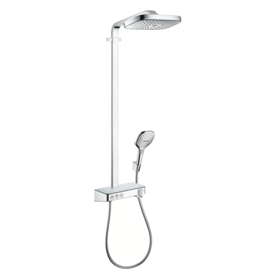 Hansgrohe RD Select E 300 3jet Showerpipe i krom med firkantet hovedbruser og håndbruser, samt termostat på hvid baggrund.