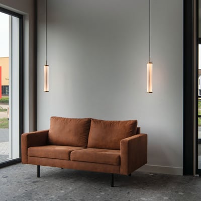 SLV QUIMERA 1F pendellamper i børstet messing monteret over en brun sofa i et moderne rum.