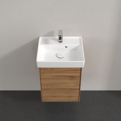 Top view af Villeroy & Boch Collaro underskab med hvid porcelænsvask, krom vandhane og eg folie finish, monteret på væg.