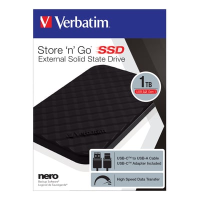 Emballagen til Verbatim Store 'n' Go 1TB sort ekstern SSD, fremhæver USB 3.2 Gen 1 og USB-C, samt Nero Backup Software.