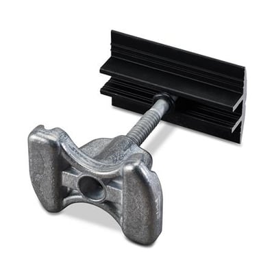 Novotegra mellemklemme til C-skinne i sort aluminium med sølvfarvet sekskantskrue, passer til rammehøjder 43-52mm.