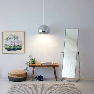 Nielsen Light Nice pendel i krom, 35 cm, monteret i et rum med interiør som spejl og bænk.