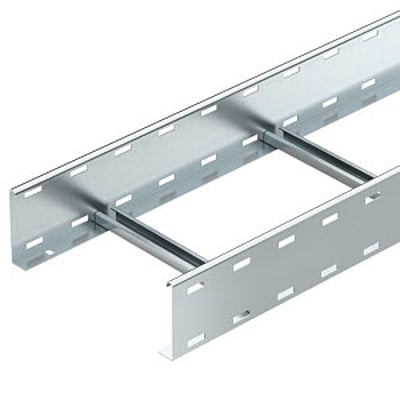 Detalje af OBO Bettermann kabelstige i varmgalvaniseret stål, viser VS-trin og perforeringer for ventilation og montering.
