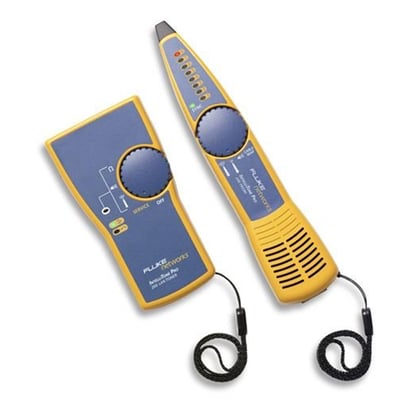 To gule og blå enheder fra Fluke Networks, sandsynligvis et kabeltestværktøj med sender og modtager.