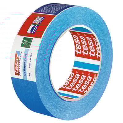 Nærbillede af en rulle Tesa 4435 UV afdækningstape, der viser produktetiketten med Tesa logo og UV Paper Tape.