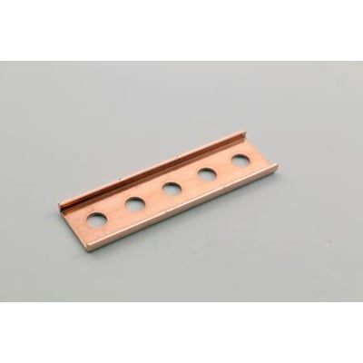 Cubic kontaktstykke 1, 2-Cu10XXX, vist i kobbermateriale med seks monteringshuller på en neutral grå baggrund.