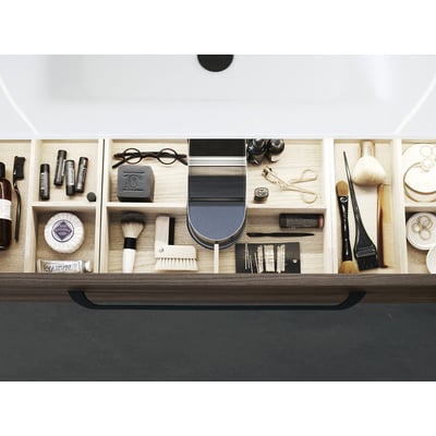 Dansani rumdeler i eg til skuffe på 40 x 6,7 x 27,8 cm, organiserer diverse toiletartikler som børster, sæbe og makeup.