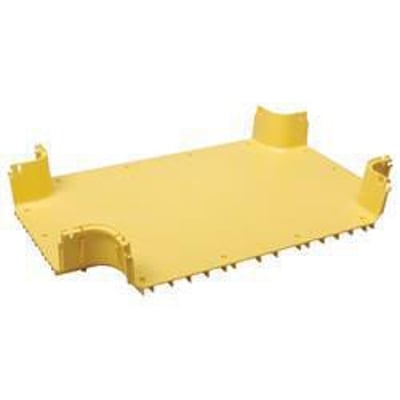 CommScope FiberGuide kryds stykke i gul plast, med to 12x4" og to 24x4" ind/udgange, set fra skrå vinkel med hvid baggrund.