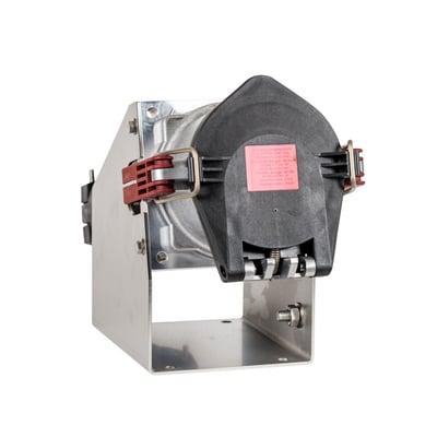 Robust CEE vægudtag med 250A, 6h position og IP67-klassificering, vist fra siden med metalmonteringsbeslag og rød låsemekanisme.