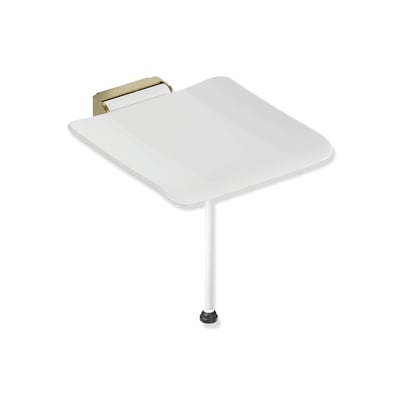 HEWI System 900 klapsæde med hvidt sæde, messingfarvet vægbeslag og støtteben, 450 x 450 mm.
