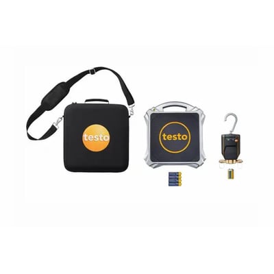 Testo 560i kølemiddelvægt med intelligent ventil vises sammen med skuldertaske og batterier; vægten ses forfra.