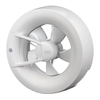 Frontalt billede af den hvide DUKA S8 ventilator med synlige ventilatorvinger og DUKA logo på den runde midterdel.