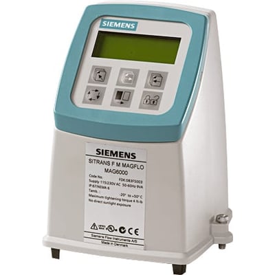 Siemens SITRANS F M MAG6000 flowmåler med IP67-klassificering og tydeligt display samt betjeningsknapper i hvidt og lyseblåt design.