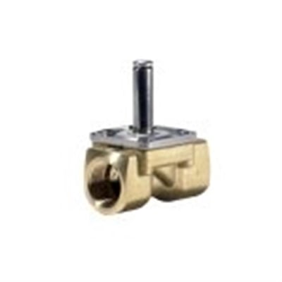 Danfoss EV220B 10B magnetventil set fra siden, viser messingventilhus og synlig spindel på hvid baggrund.