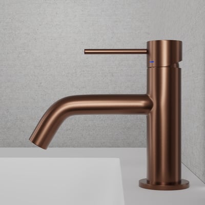 Scandtap Steel Voyage Amber håndvaskbatteri i kobberfinish med cylindrisk krop, buet tud og slankt 1-greb.