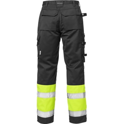 Fristads Hi-Vis bukser kl. 1 2032 i sort med gul refleks nederst på benene og flere lommer.