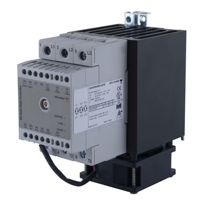 Carlo Gavazzi 2-polet analogstyret solid-state-relæ med grå front og sorte køleprofiler, set skråt forfra.