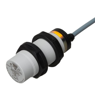 Carlo Gavazzi M30-kapacitiv aftaster med hvidt gevindhus, sorte monteringsmøtrikker, kabel og orange indikator.