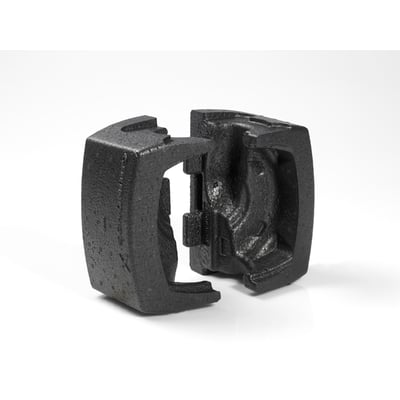 Grundfos isoleringssæt til UPS 32-30 F cirkulationspumpe, fremstillet af sort skummateriale og opdelt i to dele.