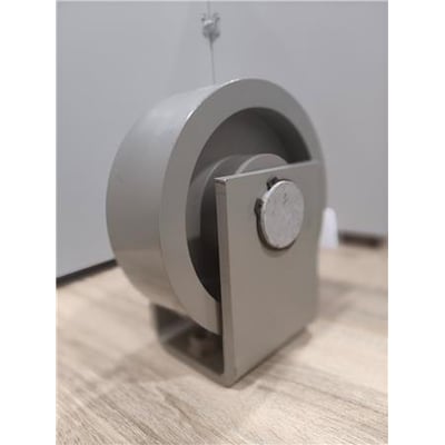 Elsewedy Electric trafohjul til 1600-2500 kVA-transformere med gråt hjul og monteringsbeslag, set skråt.