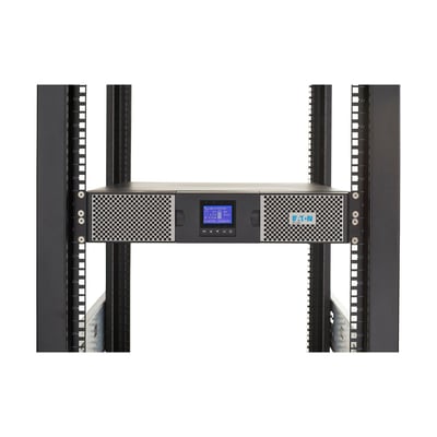 Eaton 9PX3000RT online-UPS på 3000 VA og 2700 W monteret i et rack, set forfra.