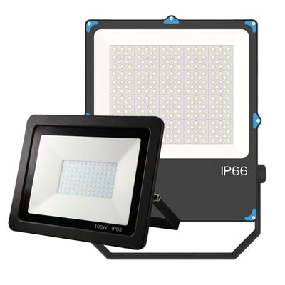 Lysel Go-Slim projektører side om side, viser forskellige størrelser med 100W IP65 og 200W IP66 klassificeringer. Fokus på slankt design og LED-panel.