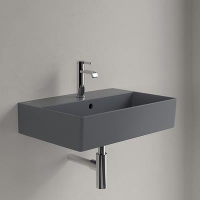 Villeroy & Boch Memento 2.0 håndvask i grå, vægmonteret på betonvæg med forkromede rørføringer.