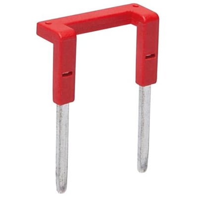 Rød jumper med to metalben, designet til at forbinde A1/A2 eller common på relækontaktsiden.