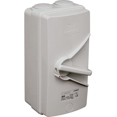 Legrand sikkerhedsafbryder i hvid plast, model AC22, 20A, 440V, IP66, med frontbetjent og aflåseligt håndtag.