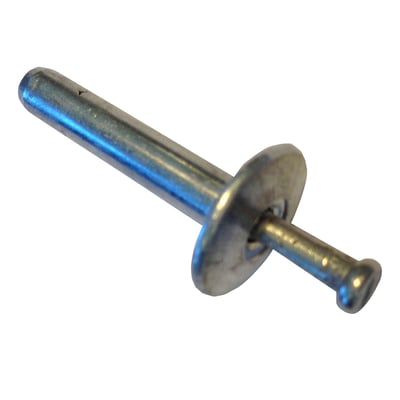 Fischer slagnitte i aluminium, 4,8 x 30 mm, viser den flade skive og nittens krop på hvid baggrund.