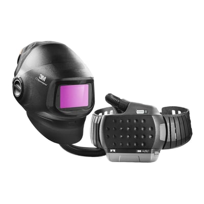 3M Speedglas G5-01/03VC svejseskærm med Adflo-åndedrætsværn, vist med sort hjelm, lilla visir og tilsluttet blæserenhed.