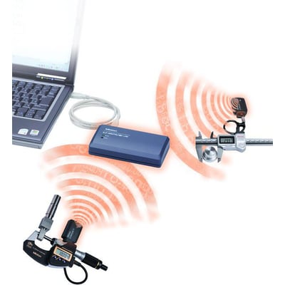 Mitutoyo 02AZF310 U-WAVE trådløs enhed forbundet til laptop og måleværktøjer med digital skærm, der viser trådløs dataoverførsel.