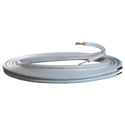 10 meter hvid isoleret twinsplit kobberrør til køling, med dimensioner 1/4'' x 3/8'' synlige.