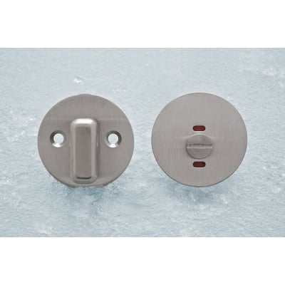 Assa Abloy C30 komplet toiletbesætning i børstet rustfrit stål med rød og hvid markering, vist fra begge sider.