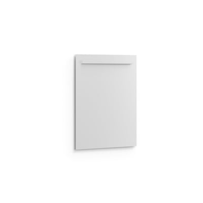 Svedbergs Rae badeværelsesspejl med LED-belysning, 60 x 80 cm, set let skråt med en vandret lysliste øverst.